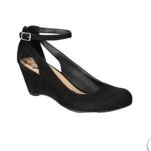 Black wedge shoe